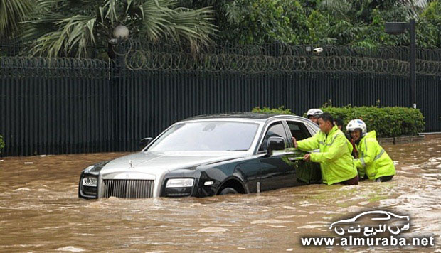 "رولز رويس" جوست الفاخرة غارقة في فيضانات جاكرتا وصاحبها يحاول إخراج المياه التي دخلتها ! 3